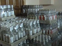 Полицейские изъяли в кафе и ресторане Твери почти 69 литров нелегального алкоголя - Новости ТИА