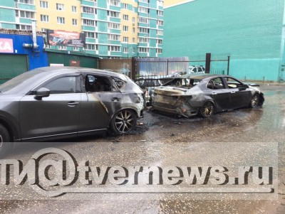 Ночью на парковке в Твери сгорели машины - Новости ТИА