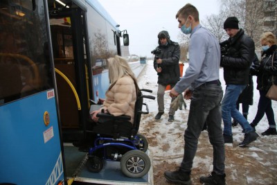 В Твери сняли ролик для водителей автобусов, как помочь пассажиру-колясочнику - новости ТИА