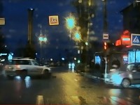 На видео попал момент ДТП, где иномарка сбила ребенка на "зебре" и выехала на тротуар - Новости ТИА