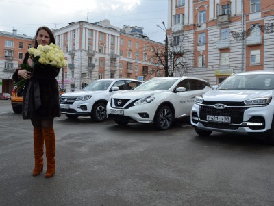 Авто Премиум и ГИБДД дарили женщинам цветы на дорогах  - Новости ТИА