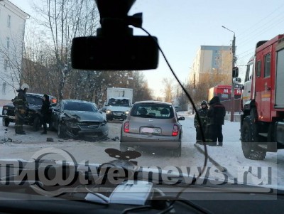 На перекрёстке в Твери столкнулись четыре автомобиля - Новости ТИА