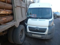 В Твери маршрутка врезалась в КАМАЗ. Пассажиры получили травмы различной степени тяжести - Новости ТИА