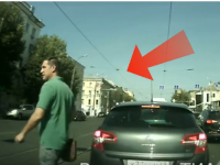 "Перехожу дорогу, как умею": мужчина чудом не попал под машину в центре Твери - Новости ТИА
