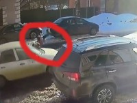 На камеру видеонаблюдения попало ДТП в Осташкове, когда машина сбила ребёнка   - Новости ТИА
