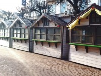На улице Трёхсвятской начали расставлять домики для Рождественской ярмарки - Новости ТИА