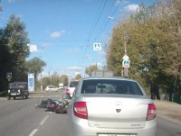В Твери мотоциклист на светофоре протаранил остановившуюся машину - Новости ТИА