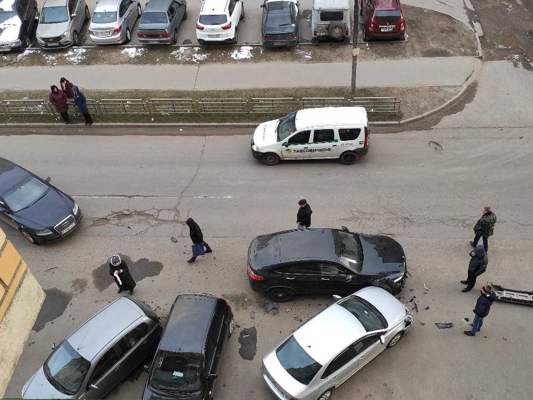 В Твери на парковке столкнулись четыре машины - ТИА