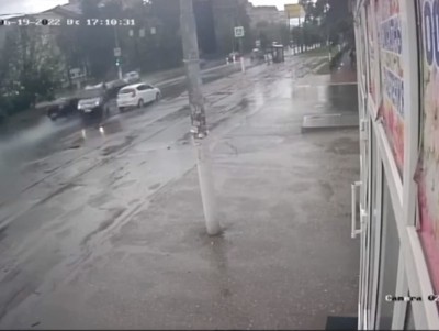 Авария с тремя машинами на проспекте Чайковского в Твери попала на запись - Новости ТИА