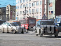 В Твери на площади Капошвара столкнулись  внедорожник и легковушка. Зеркало заднего вида пробило голову пассажирке - Новости ТИА