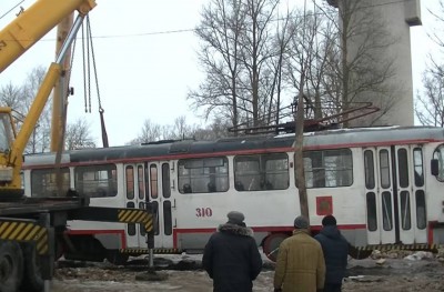 В деревню под Тверью киношники привезли настоящий трамвай - Новости ТИА