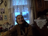 Авторы канала "Слово пацана" установили солнечные батареи 93-летней узнице концлагеря, которая 20 лет жила без света - новости ТИА