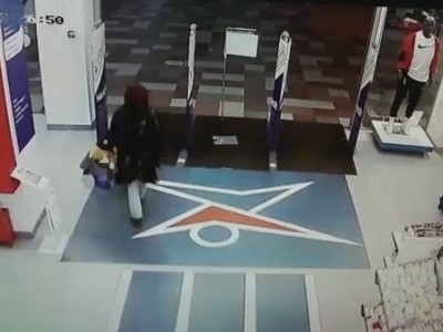 По камерам наблюдения вычислили женщину, которая украла из магазина куртку - Новости ТИА