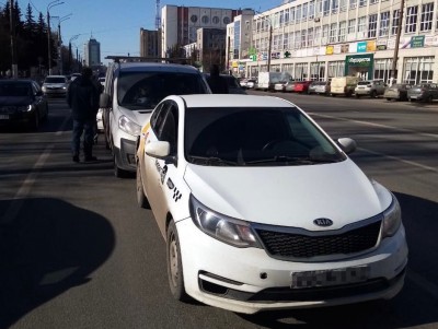 У налогового управления на улице Вагжанова в Твери столкнулись три машины - Новости ТИА