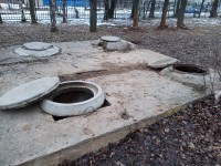 Открытые канализационные люки на территории школы - народные новости ТИА