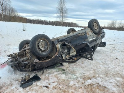В Тверской области три человека вылетели из машины после опрокидывания  - Новости ТИА