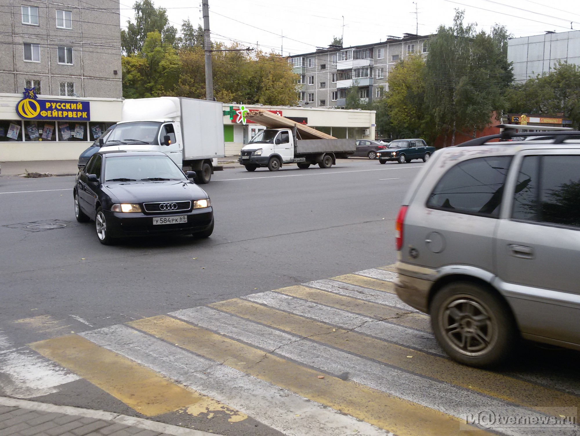 В Твери водители нарушают правила и поворачивают через двойную сплошную