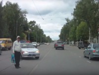 Мужчина пытался, но не успел перейти дорогу в неположенном месте - его остановил ДПС - Новости ТИА