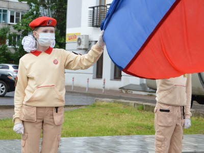 В Твери юнармейцы в масках и перчатках подняли флаг России - Новости ТИА