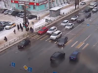 Бежал на красный: появилось видео ДТП с пешеходом в Твери - Новости ТИА