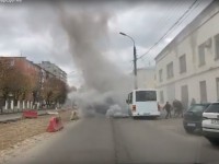 В Твери маршрутку с пассажирами окутало черным дымом - Новости ТИА