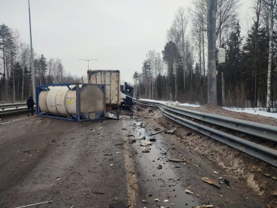На М-11 водитель фуры уснул за рулем, врезался в грузовик и сбил пешехода - Новости ТИА