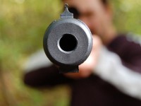 В Тверской области сотрудники СОБРа застрелили разбушевавшегося мужчину. Соседская ссора привела к гибели двух человек - Новости ТИА