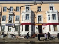 В Твери на 80-летнюю женщину на лавочке упала ледяная глыба - новости ТИА