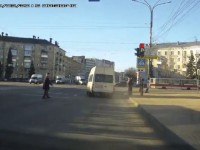 В Твери маршрутка пересекла площадь Капошвара. Нарушение ПДД зафиксировал регистратор - Новости ТИА
