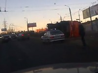 На Южном мосту в Твери перевернулся "КамАЗ" - Новости ТИА