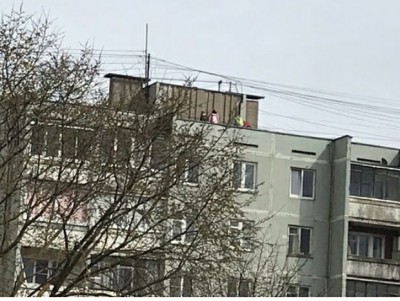 В Твери подростки свешивались с края крыши девятиэтажки - новости ТИА
