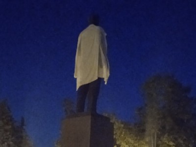 В Твери памятник Калинину одели в белый халат - Новости ТИА
