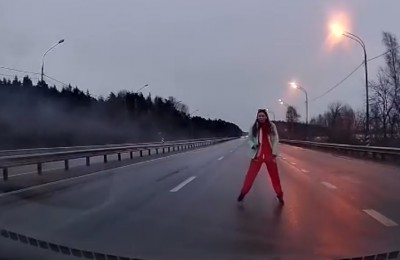 Танцующую на трассе в Тверской области женщину доставили в больницу - новости ТИА