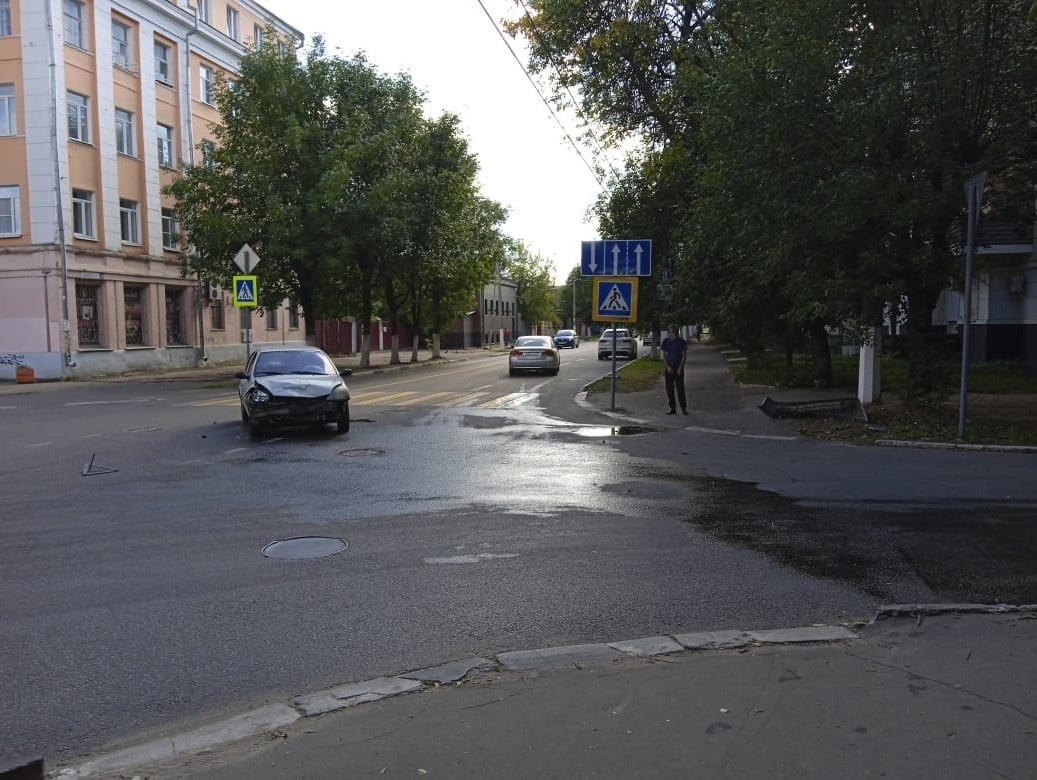 В Твери неопытный водитель не уступила дорогу и спровоцировала ДТП |  23.08.2021 | Тверь - БезФормата