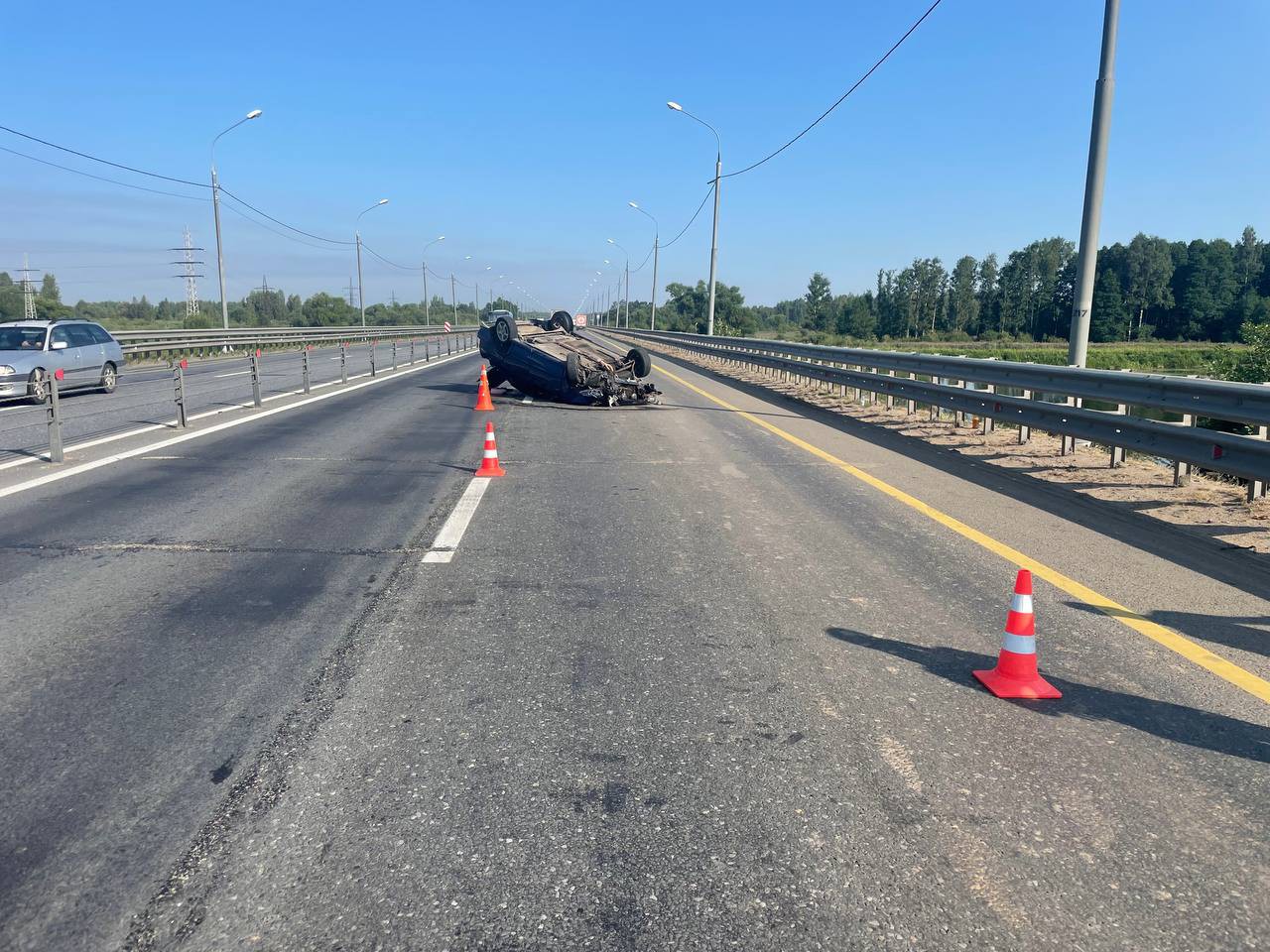 В Тверской области из-за лопнувшего колеса машина перевернулась на крышу |  18.08.2022 | Тверь - БезФормата