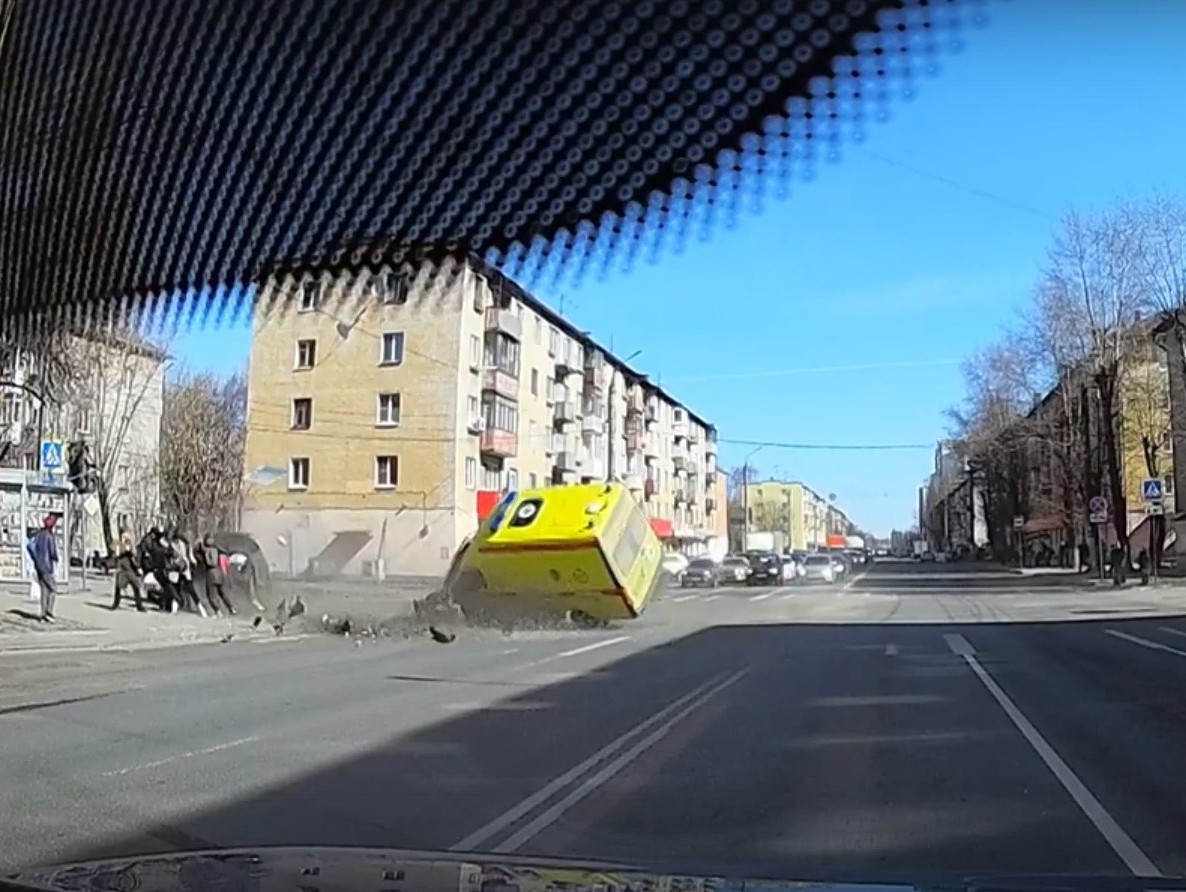 Появилось новое видео момента смертельного ДТП со скорой в Твери |  14.04.2022 | Тверь - БезФормата