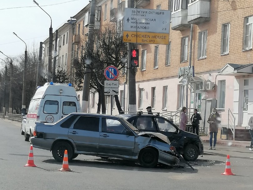 Пропустила 18. Авария на республиканской Тверь. Ауди Тверь авария погоня.