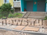 Двор дома в Твери жители застелили коврами в память о ремонте  - Новости ТИА