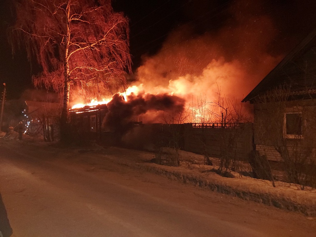 В Тверской области водитель и пассажир вытащили человека из горящего дома |  08.03.2021 | Тверь - БезФормата