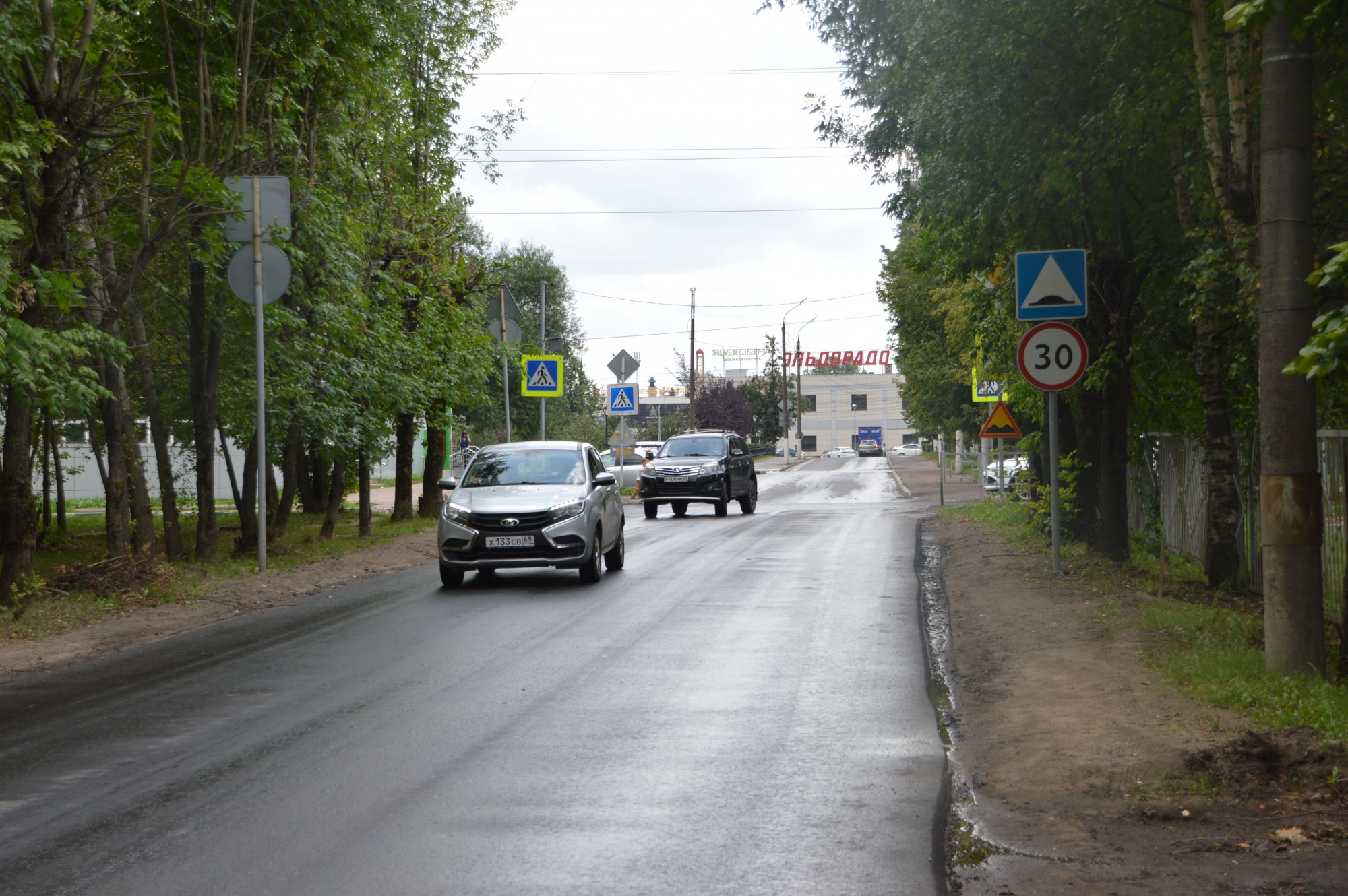 Разборка асфальтобетонного покрытия вокруг колодцев