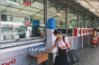 На Ленинградском вокзале из-за жары раздают воду - Новости ТИА
