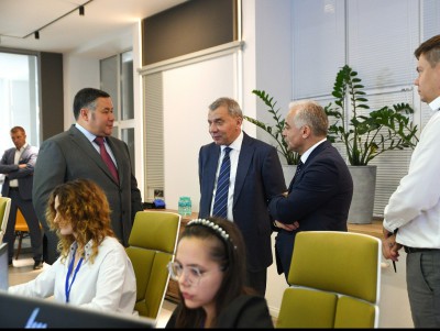 Губернатор Игорь Руденя и глава Роскосмоса Юрий Борисов посетили ТВЗ - новости ТИА