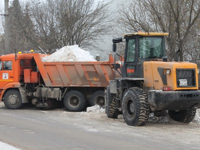 50 машин и 120 дворников чистят снег на улицах Твери - Новости ТИА