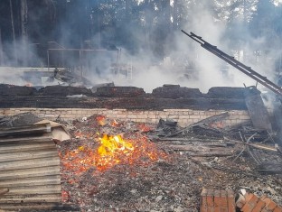 В СК показали место пожара в деревне Сиговка, в котором сгорели три человека - Новости ТИА