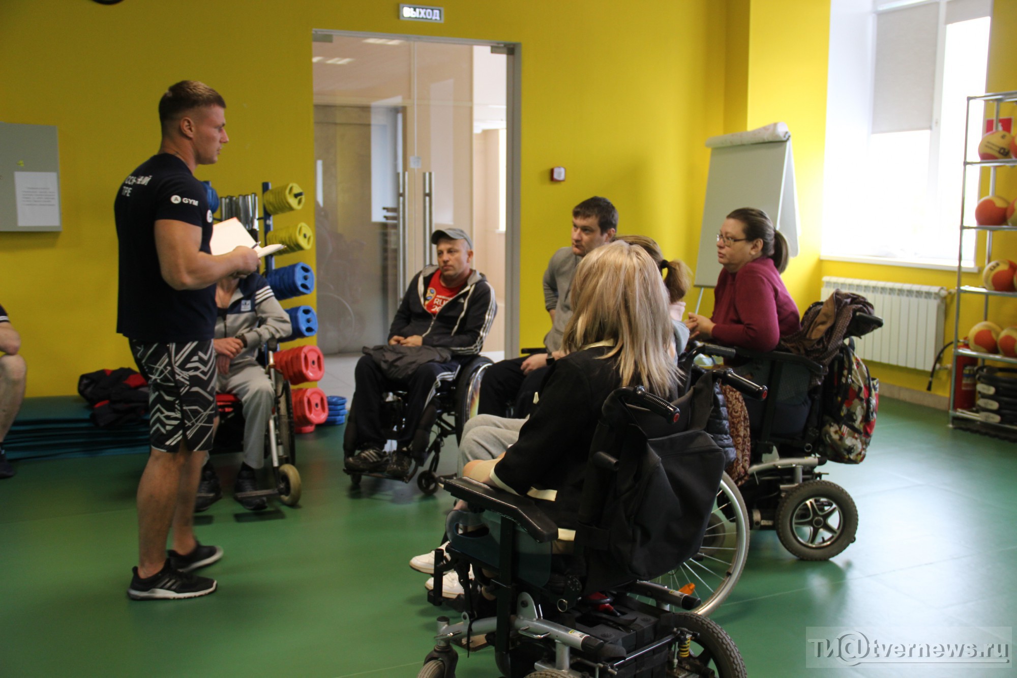 Инвалиды 1 группы форум. Занятия с инвалидами. Группы инвалидов. Инвалид колясочник. Упражнения для колясочников.