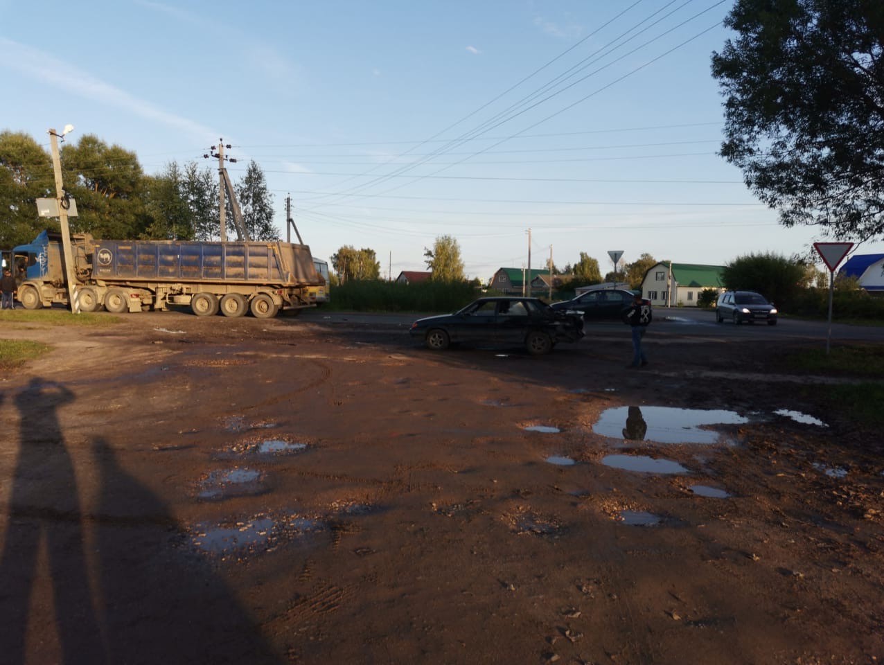 Во Ржеве два маленьких ребенка пострадали в ДТП с фурой | 01.09.2020 |  Тверь - БезФормата