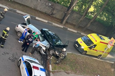 В Твери столкнулись две машины, есть пострадавший - новости ТИА