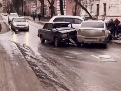 Молодой водитель "семерки" устроил тройную аварию с пострадавшим в Твери - Новости ТИА