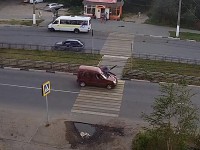 В сети появилось видео ДТП в Твери, где водитель сбил пешехода на переходе и скрылся - Новости ТИА