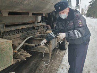 В Твери инспекторы проверили дымность и токсичность выхлопных газов машин - новости ТИА